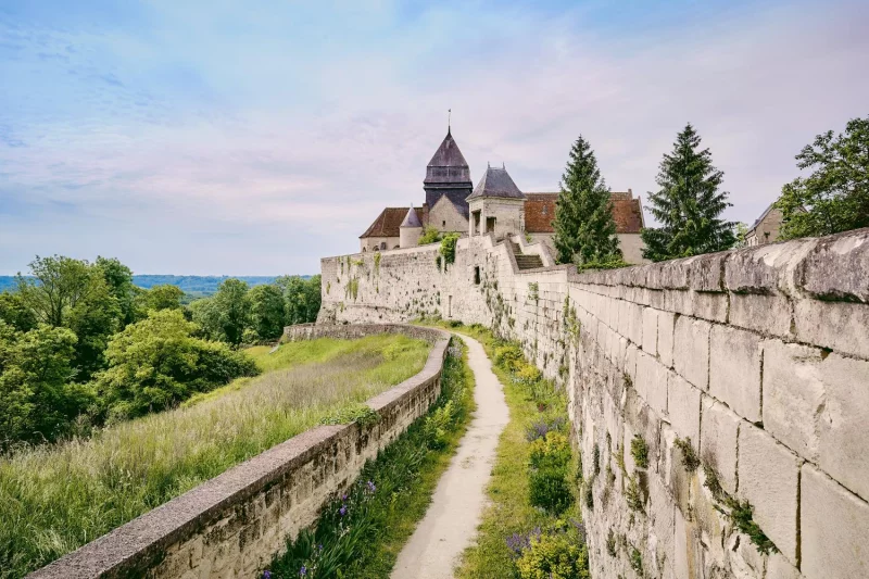 Cité médiévale, chemin de ronde et portes fortifiées de Coucy-le-Château