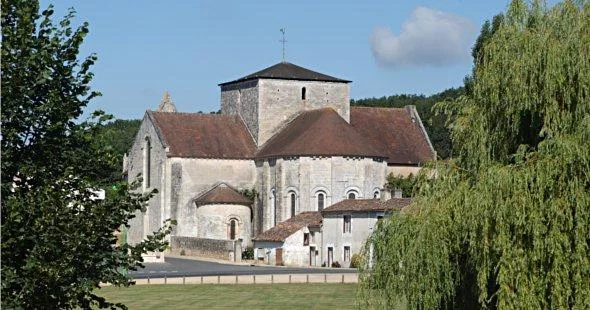 Abbaye Augustine de Fontaine le Comte