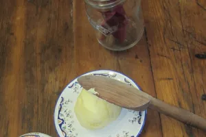 Du beurre à la baratte - Ferme-musée du Cotentin