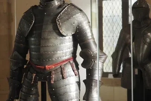 Visite-atelier en famille dans l’exposition "Chefs-d’œuvre ! Armures de la collection des princes"