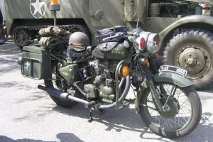 Défilé de motos militaires