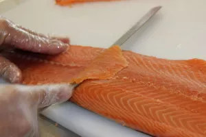 Apprenez à trancher le saumon fumé