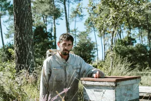 à la découverte des abeilles avec Jérémie