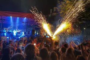 Concert d'Alaiak (choeur d'hommes basque) - Toro de Fuego et bataille de confettis