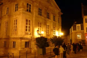 Le palais impérial et son quartier en nocturne