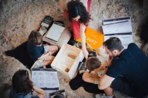 Atelier 100 000 ans sous la falaise au Musée National de Préhistoire - Châteaux en fête