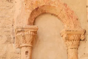 LA PIERRE, TAILLÉE DANS LE TEMPS